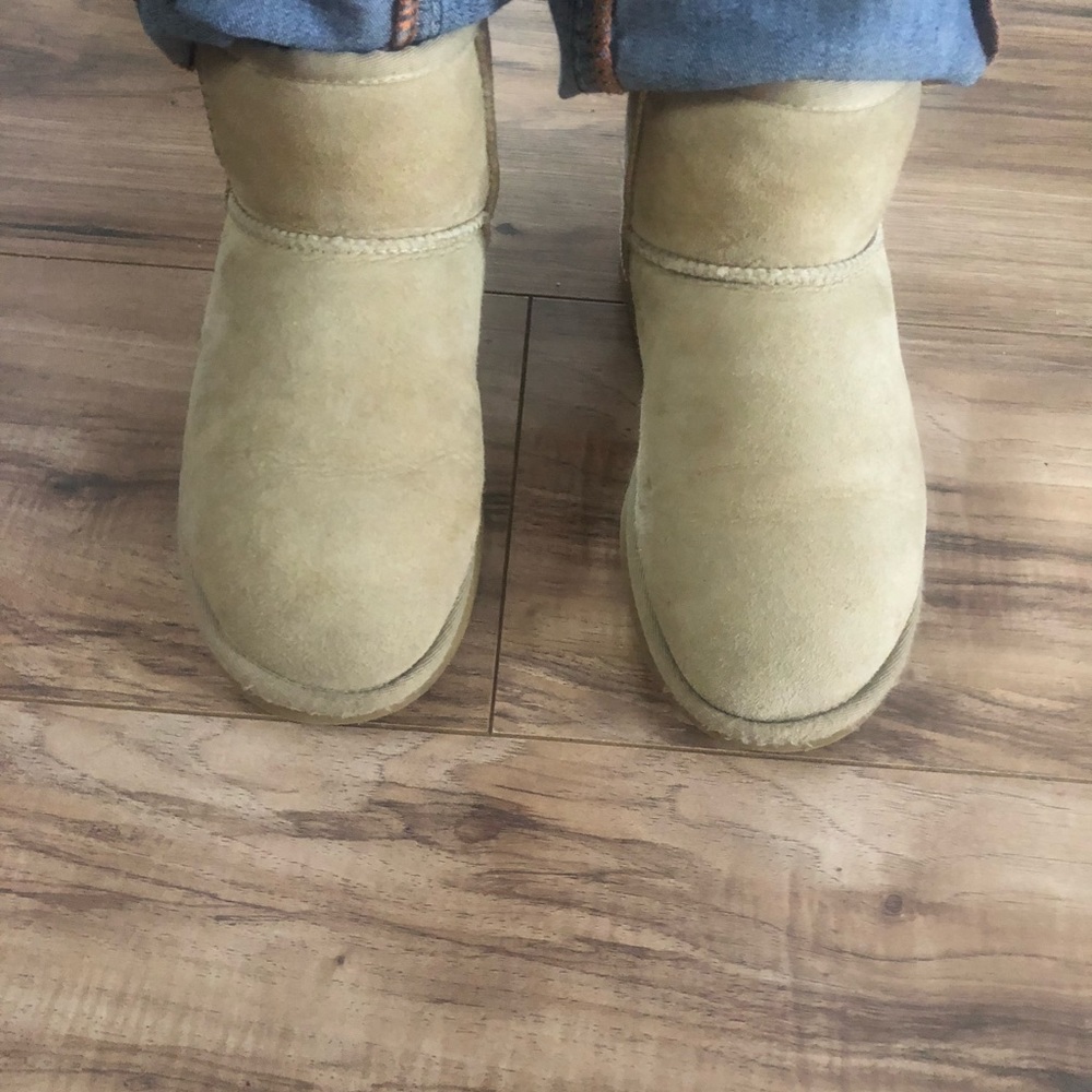 Sand mini uggs size w5
